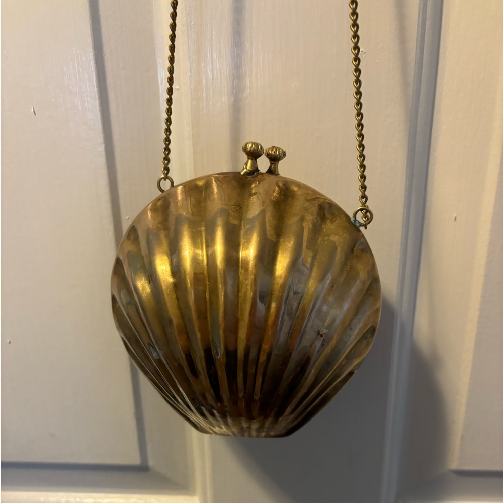 Vintage Clam Shell Clutch Purse